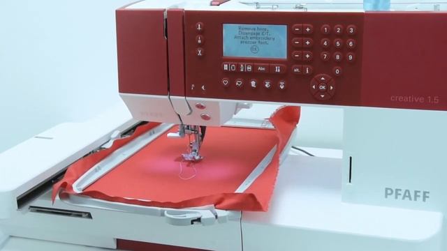 PFAFF CREATIVE 1.5 K100 Przełączenie maszyny do szycia na funkcję hafciarki смотреть онлайн