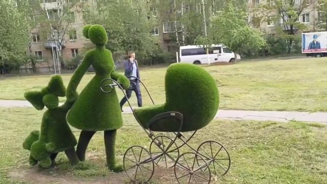 Мама с детьми, топиарная скульптура, фигуры ландшафтные смотреть онлайн