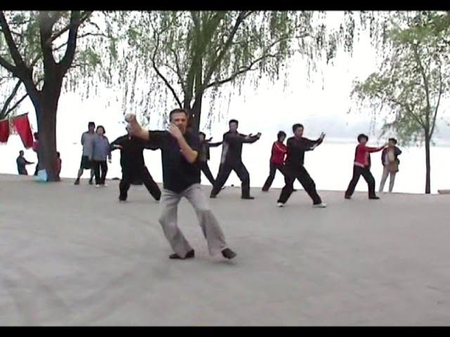 Тайцзи-цюань Ян 24 формы в парке "Нефритовое озеро". Пекин 2008 год. смотреть онлайн