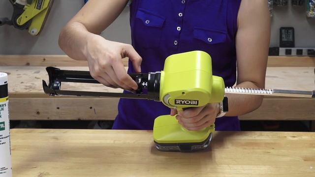 How to Use a Battery Powered Caulk Gun смотреть онлайн