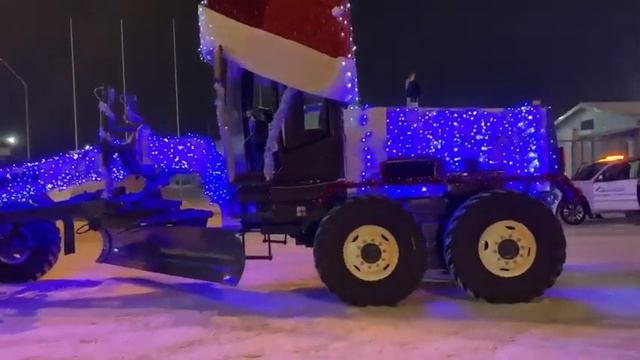 На дорогах Красноярска засняли грейдер в шапке Деда Мороза смотреть онлайн