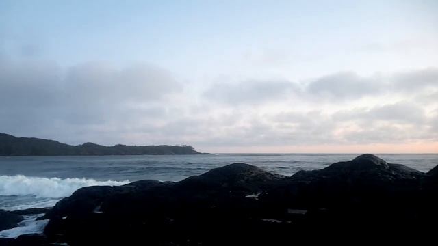 Waves crash at Pettinger point смотреть онлайн