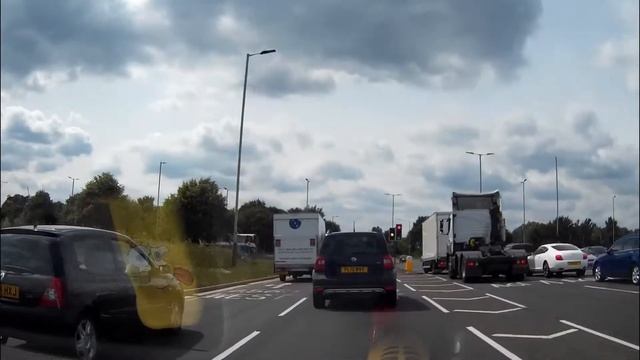 Skoda Yeti (FL12MVV) Goes Through Red Light