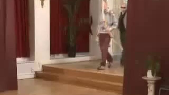 Прикол. Попал приятелю луком в лоб