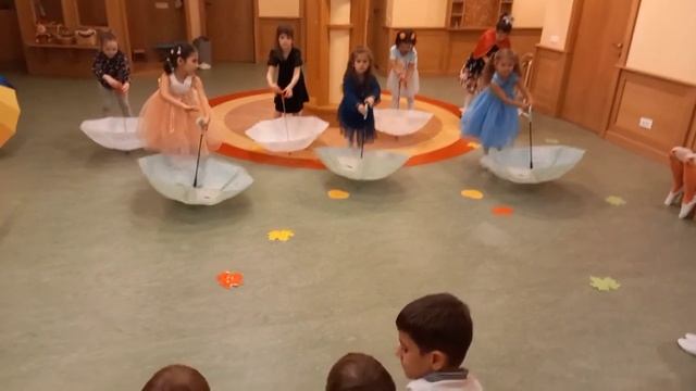 Танец с зонтиками для зрителей-мальчиков смотреть онлайн