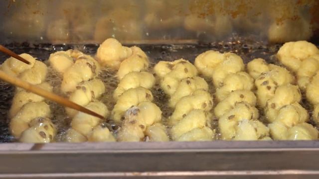 Гигантский витой пончик - корейская уличная еда.mp4 смотреть онлайн