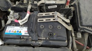 Как снять аккумулятор с Рено Флюенс