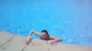 Пук в бассейне