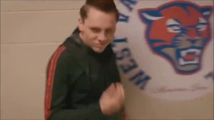 Школьники устроили драку в школе (Момент из сериала ,,Кобра Кай")