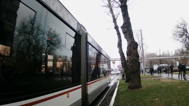 Москва. Трамвай «Витязь» 31051 на Сельскохозяйственной улице. 16 апреля 2022 смотреть онлайн