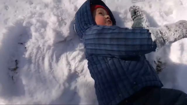 Делаем снежного ангела. Много снега.Make a snow angel. A lot of snow. смотреть онлайн