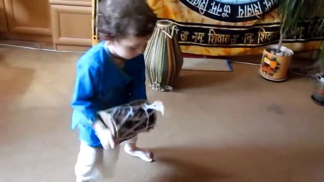 Приколы с детьми, малой зажигает индийский танец с барабанами! смотреть онлайн