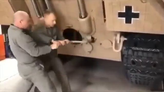 Запуск двигателя танка Panther смотреть онлайн