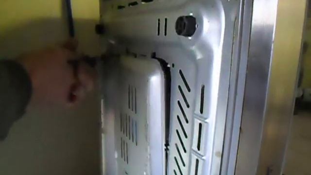 Как демонтировать электродвигатель привода стола микроволновой печи. смотреть онлайн