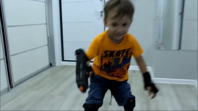 Ребенок четвертый день не снимает ролики !!!!!!!!!! смотреть онлайн