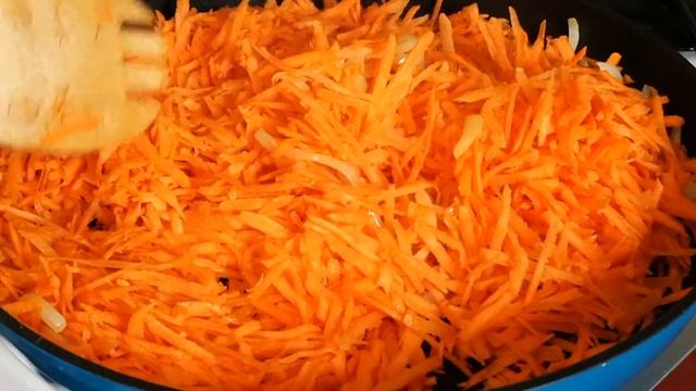 Сытный и вкусный Салат из курицы, грибов и овощей смотреть онлайн