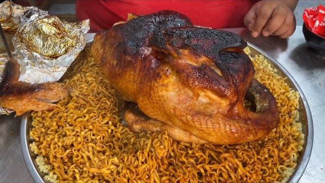 感恩节胖哥烤火鸡，13斤大火鸡烤4小时，配10包火鸡面，兄弟们吃爽了！【胖猴仔】