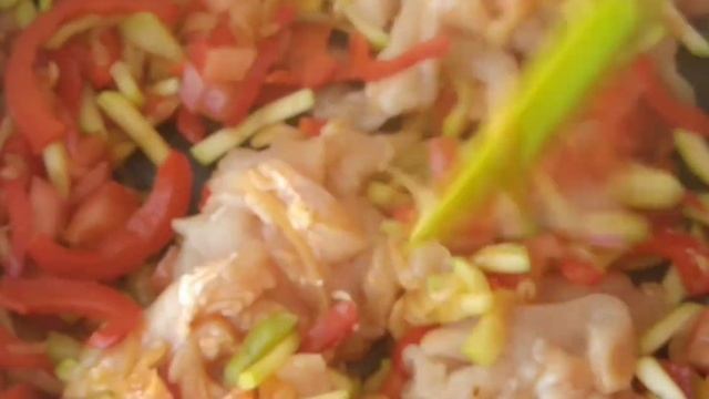 Фунчоза с овощами и курицей. Вкусное и быстрое блюдо. Легко и просто! смотреть онлайн