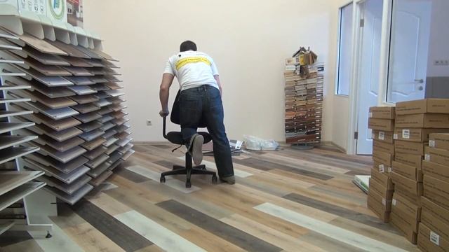 Не делайте это с простым ламинатом. Выдержит виниловая плитка Finefloor. ламинат в Ивантеевке смотреть онлайн