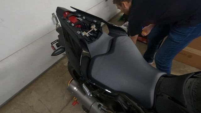 Yamaha R1 Techspec Tank Pads, New Rage Fender Eliminator and JL Designs Smoked Tail Light! смотреть онлайн