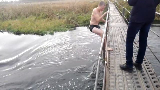 купался в речке когда на улице было очень холодно смотреть онлайн