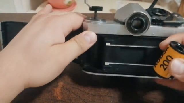 Loading film into Praktica super TL camera فلم كوداك 35مم كيفة تحميل смотреть онлайн