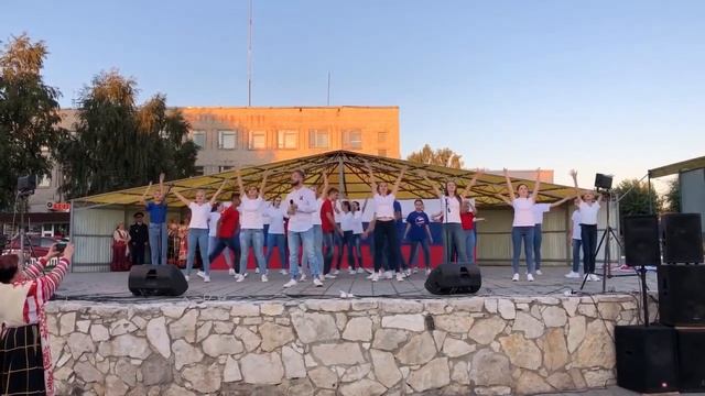 Флешмоб, посвящённый Дню Государственного флага "Вьется над Россией флаг ее судьбы" смотреть онлайн