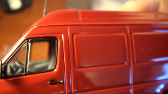 Распаковка: Mercedes-Benz Sprinter Classic фургон красный 1:43 (Minichamps) смотреть онлайн