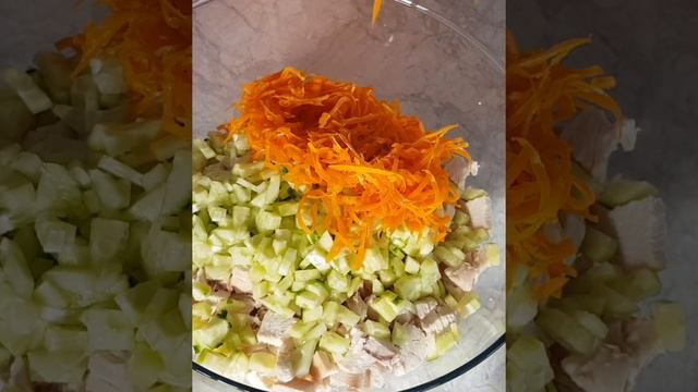 Быстрый и вкусный салат с курицей, кукурузой и морковкой по-корейски смотреть онлайн