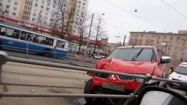 Mitsubishu L200 вылетел на трамвайные пути смотреть онлайн