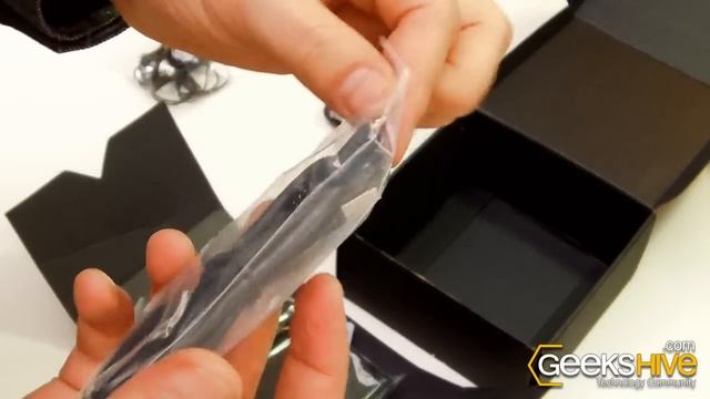 BlackBerry Bold 9780 - Unboxing by www.geekshive.com смотреть онлайн