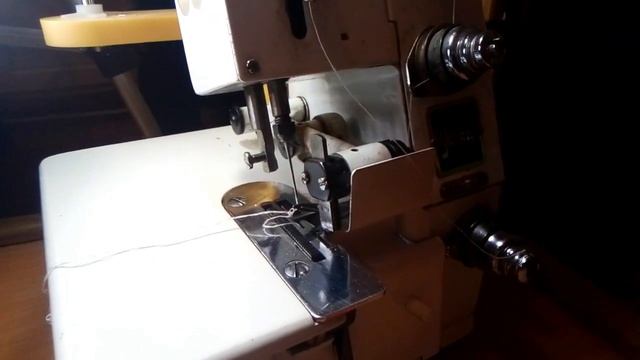 Замена иглы в оверлоке Yamata FN2 7D смотреть онлайн