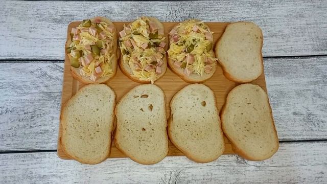 ГОРЯЧИЕ БУТЕРБРОДЫ в духовке. Вкусные бутерброды с сыром и солёным огурцом. смотреть онлайн