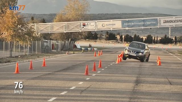 Nissan Juke 2014 - Maniobra de esquiva (moose test) y eslalon | km77.com смотреть онлайн
