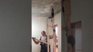Сверлим потолок стоя на полу