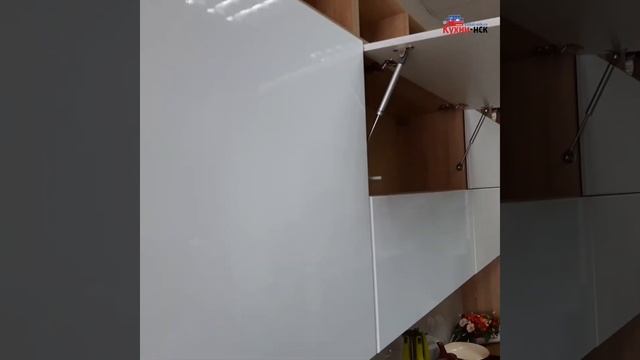 Белая глянцевая кухня с деревянной столешницей смотреть онлайн