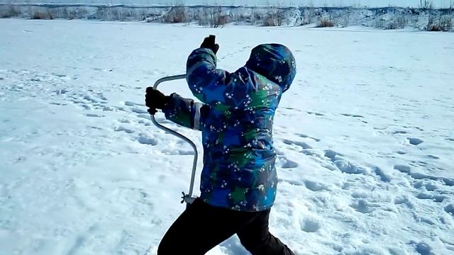 Зимняя рыбалка. Как правильно бурить лунку. смотреть онлайн