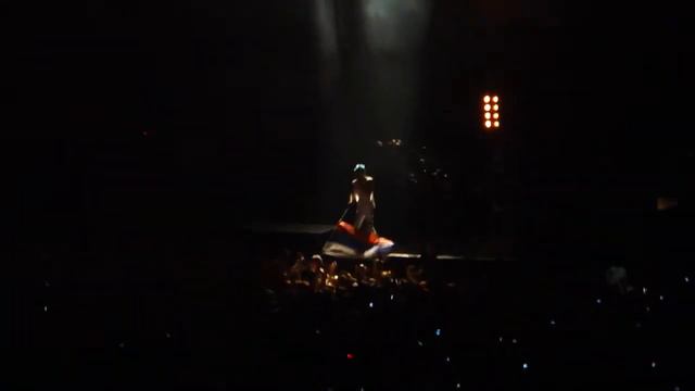 30 Seconds to Mars, 10.12.2010.- Jared with a Russian flag selects people to K&Q смотреть онлайн