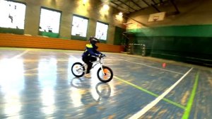 Змейка на велосипеде Early Rider Belter 16 Urban тренировка на велосипеде