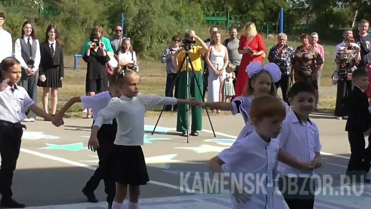ТАНЕЦ ПЕРВОКЛАШЕК НА 1 СЕНТЯБРЯ 2023. МБОУ СОШ №17. Лиховской. Каменск-Шахтинский. Первый звонок. смотреть онлайн