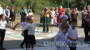 ТАНЕЦ ПЕРВОКЛАШЕК НА 1 СЕНТЯБРЯ 2023. МБОУ СОШ №17. Лиховской. Каменск-Шахтинский. Первый звонок.
