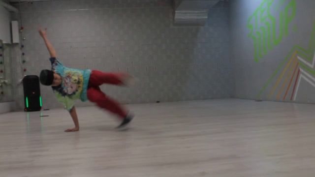 b-boy Mantis смотреть онлайн