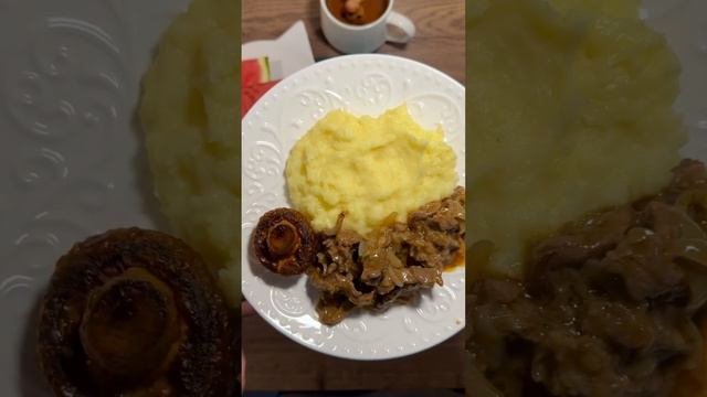 Грибной суп,бефстроганов с пюре,салат с кальмаром,арбуз,киндер,чай #чтоприготовить #идеяужина #еда смотреть онлайн