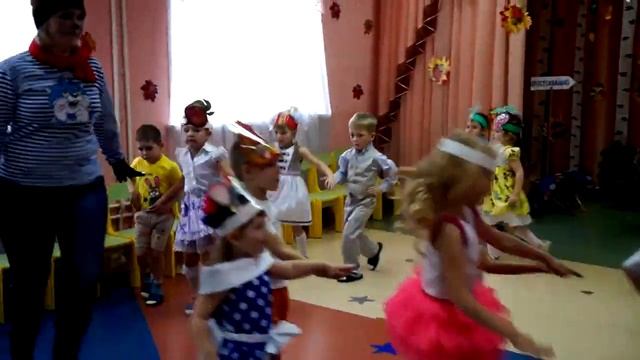 Танец "Полька". Осень. Детский сад смотреть онлайн