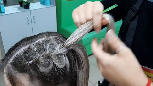 Вариант прически в школу на 1 сентября с элементами косичек. День Знаний смотреть онлайн