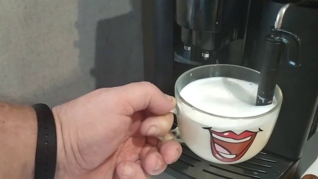 Приготовление латте на DeLonghi ESAM 3000.B смотреть онлайн