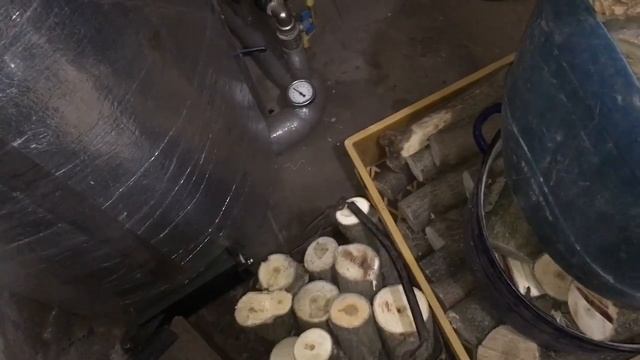 Как горит сырой клен в самодельном котле верхнего горения, на естественной тяге. КВП-500 смотреть онлайн