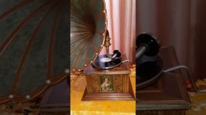Граммофон с деревянной трубой. НКОМ Главширпотреб. Ленинградский граммофонный завод. СССР 1935 год.