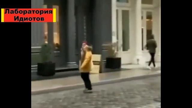 Жёсткая разборка прямо на улице (много факов) смотреть онлайн