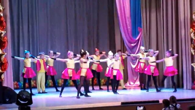 Очень классное видео. Девчонки танцуют Макарену смотреть онлайн